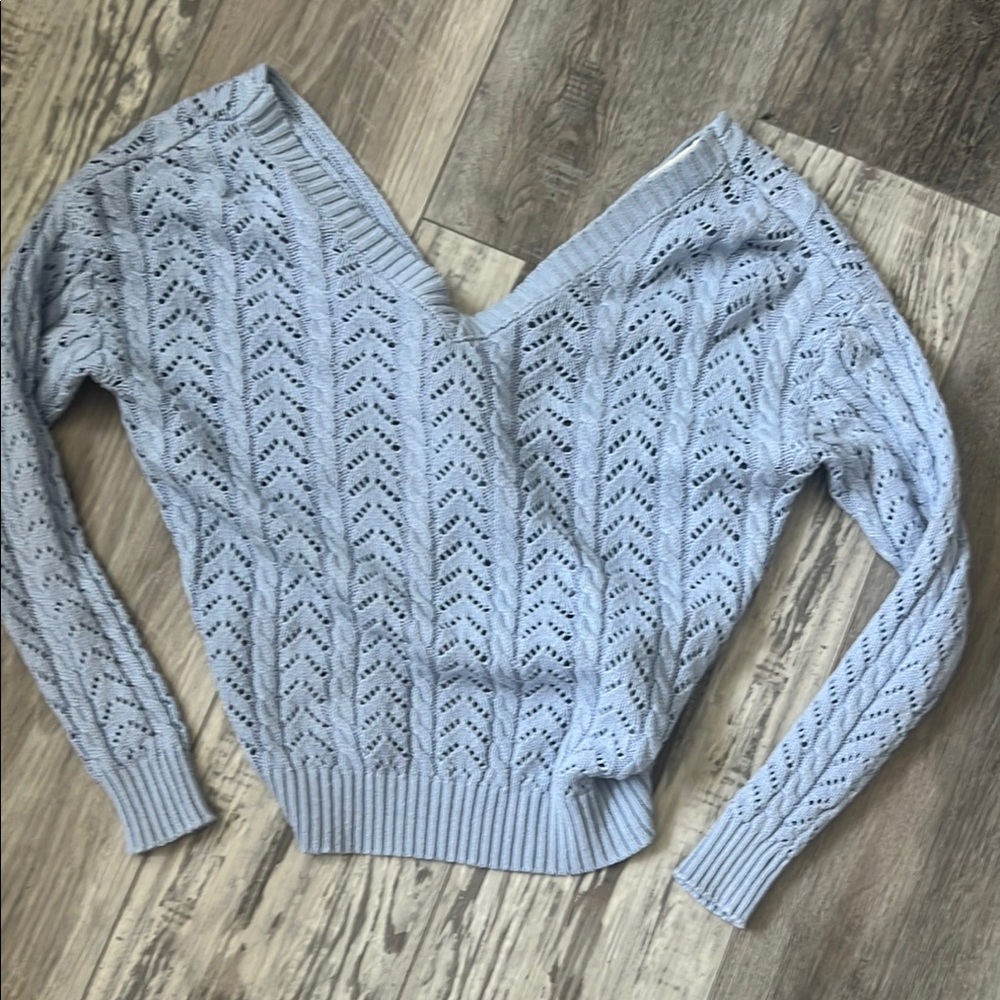 ⭐️Super cute twist back cropped sweater